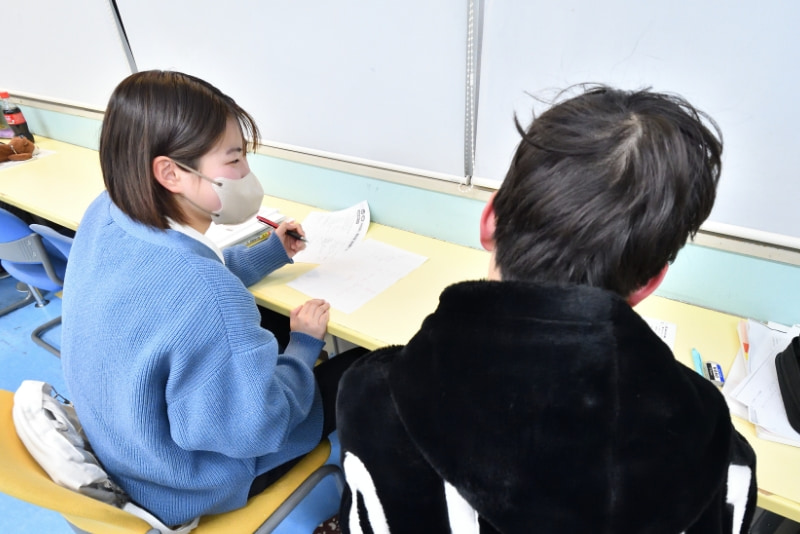 真剣に学ぶ学生