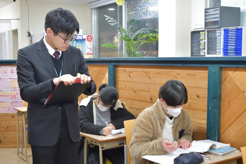 真剣に学ぶ学生