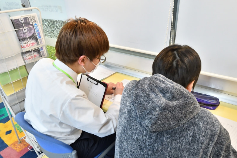 真剣に学ぶ学生