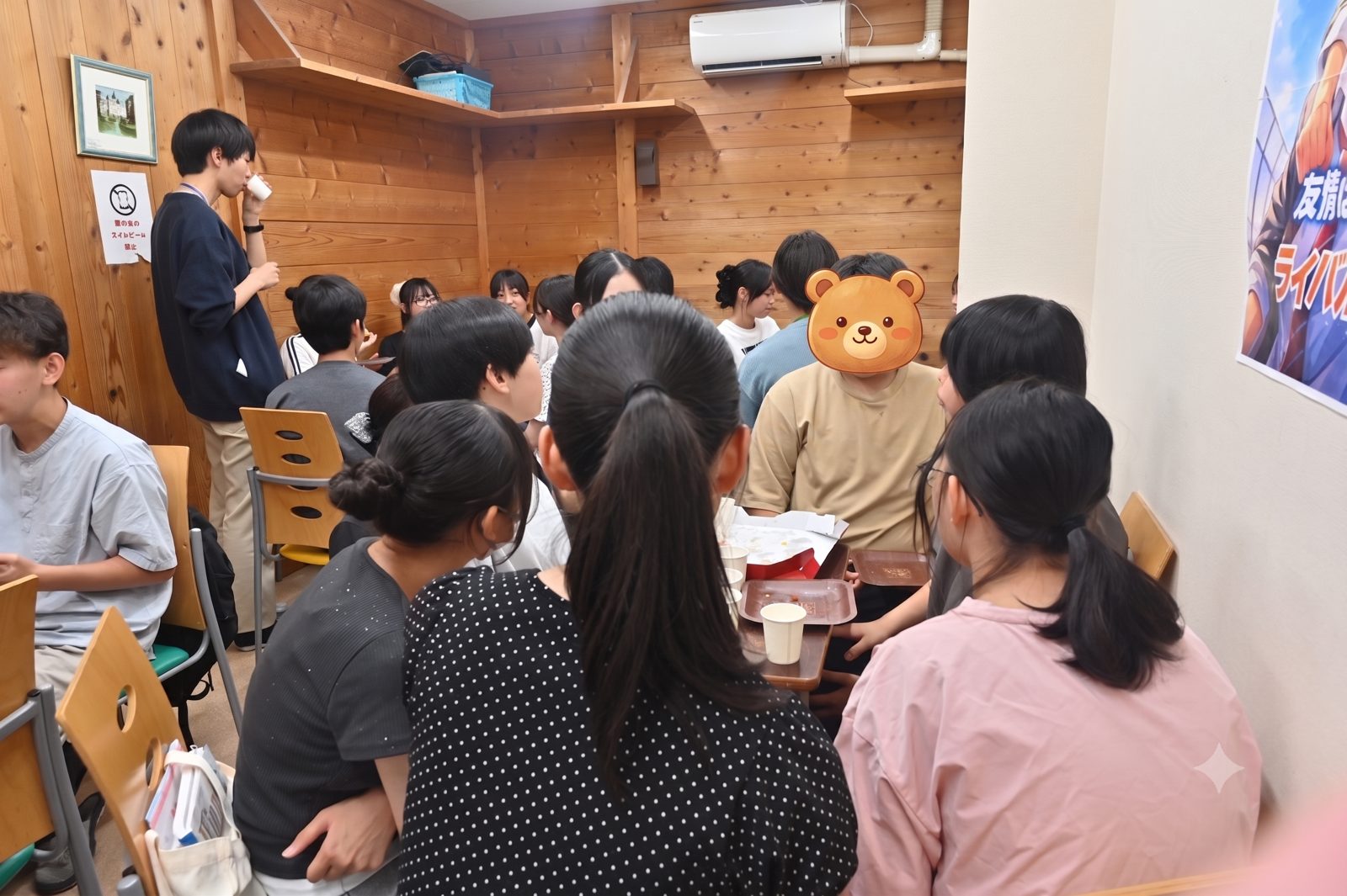 NJレセプションの様子。教室のあちこちで先輩を囲んで話す中3生たち