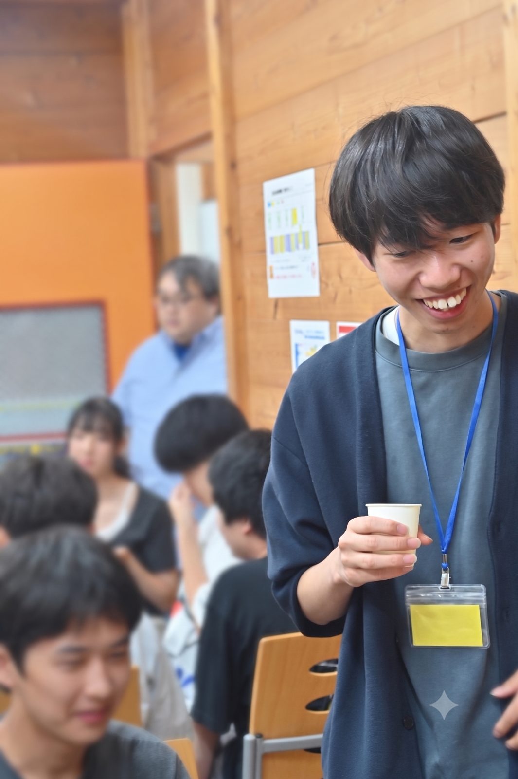 笑顔で生徒と話す大学生の先生
