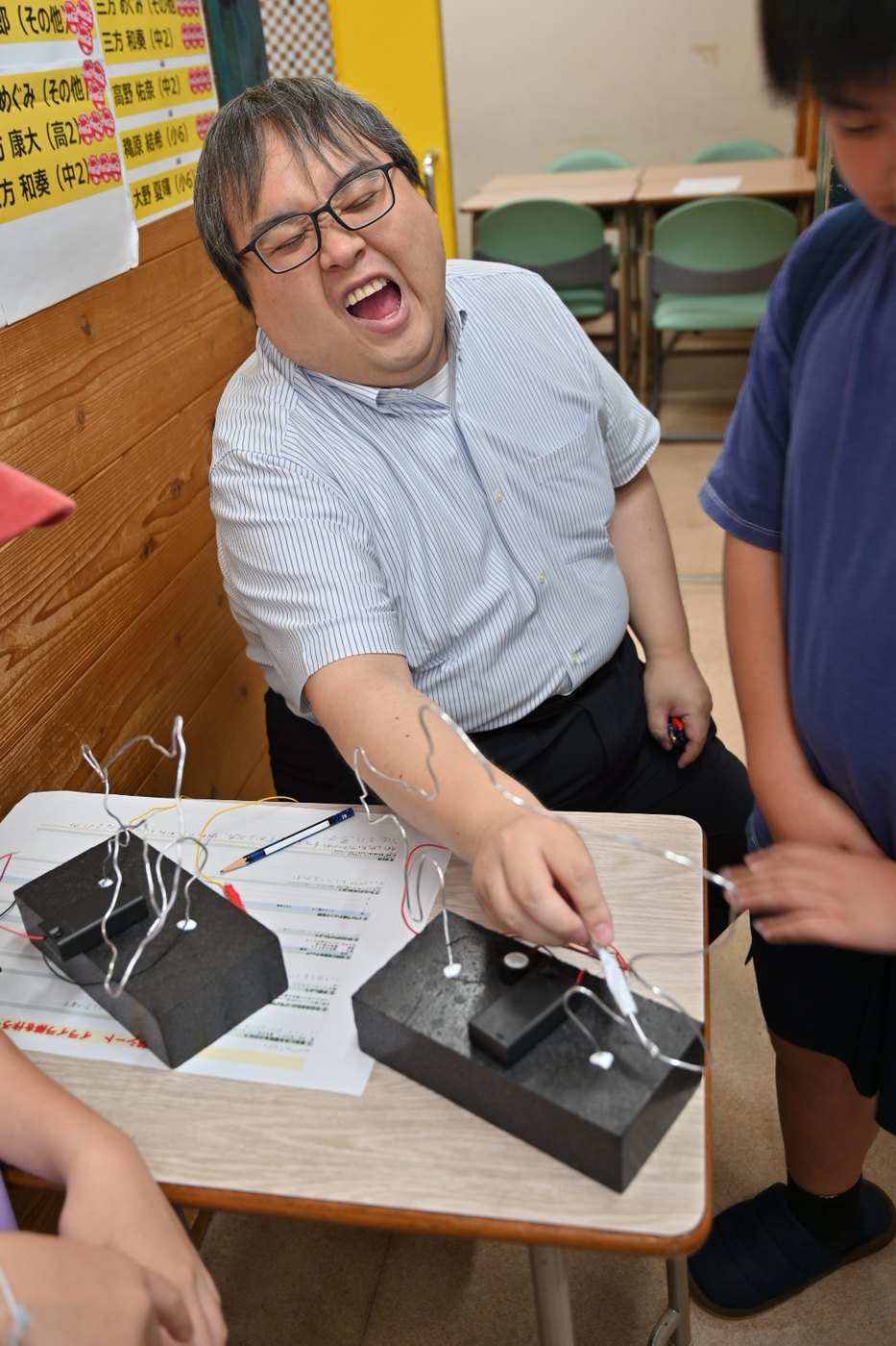 イライラ棒でブザーが鳴ってしまい絶叫する先生