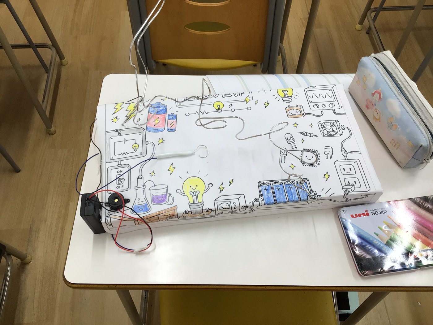 イラスト台紙に色を塗って完成した大久保教室版のイライラ棒